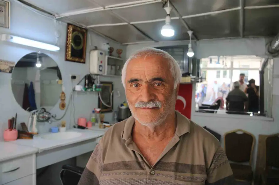 Sivas’ın en yaşlı berberi, 35 yıldır kerpiç dükkanda berberlik yapıyor