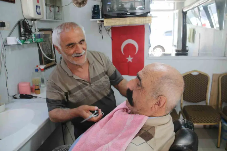 Sivas’ın en yaşlı berberi, 35 yıldır kerpiç dükkanda berberlik yapıyor