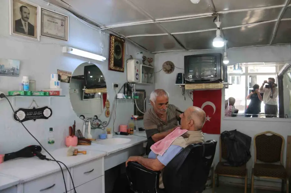 Sivas’ın en yaşlı berberi, 35 yıldır kerpiç dükkanda berberlik yapıyor