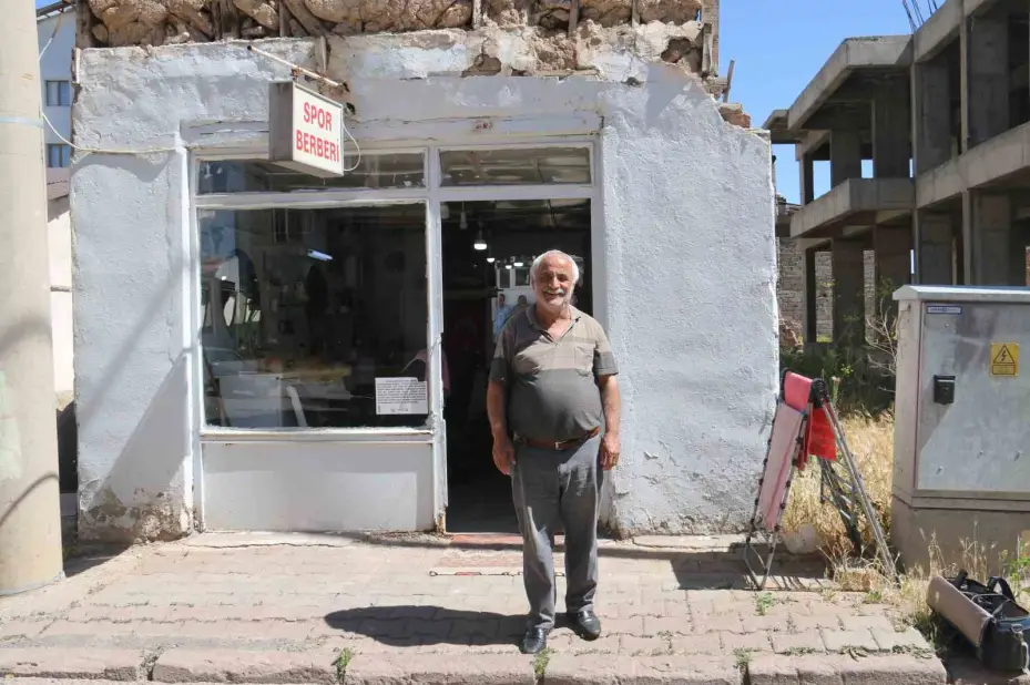 Sivas’ın en yaşlı berberi, 35 yıldır kerpiç dükkanda berberlik yapıyor
