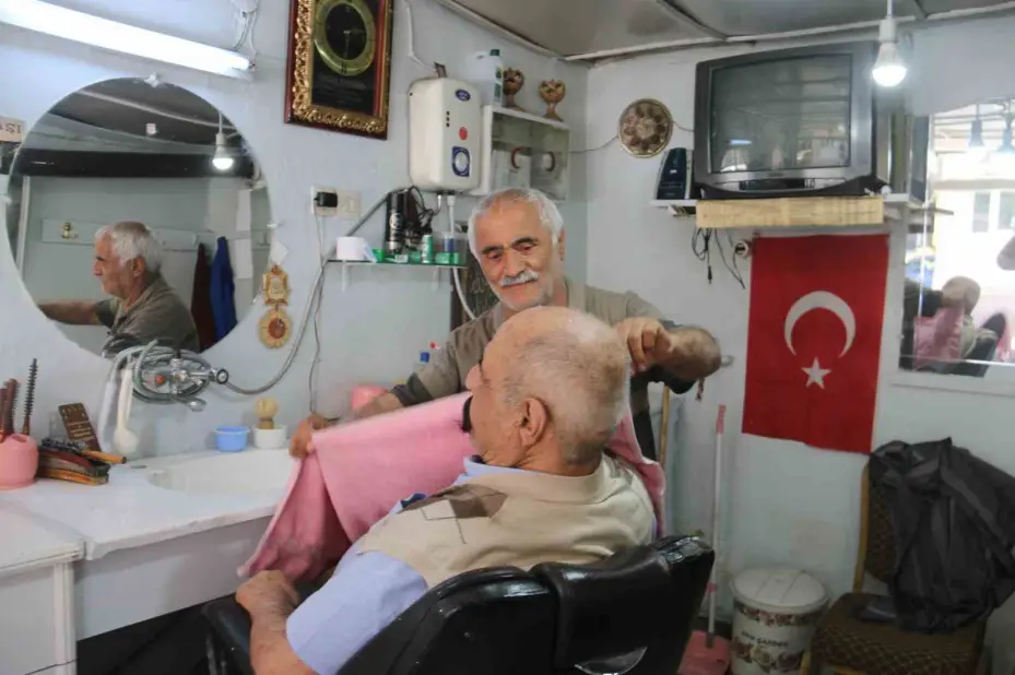 Sivas’ın en yaşlı berberi, 35 yıldır kerpiç dükkanda berberlik yapıyor