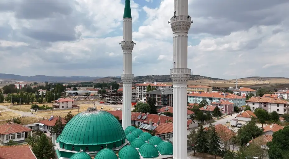 Bu caminin kubbesi yıllardır leyleklere ev sahipliği yapıyor