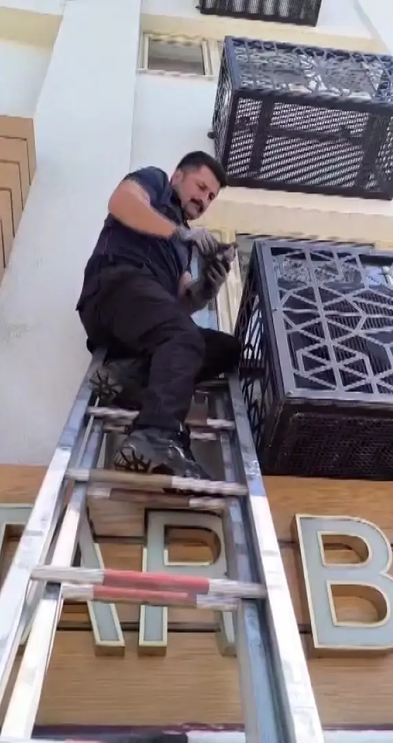 Sivas’ta klima havalandırmasına sıkışan güvercini itfaiye kurtardı