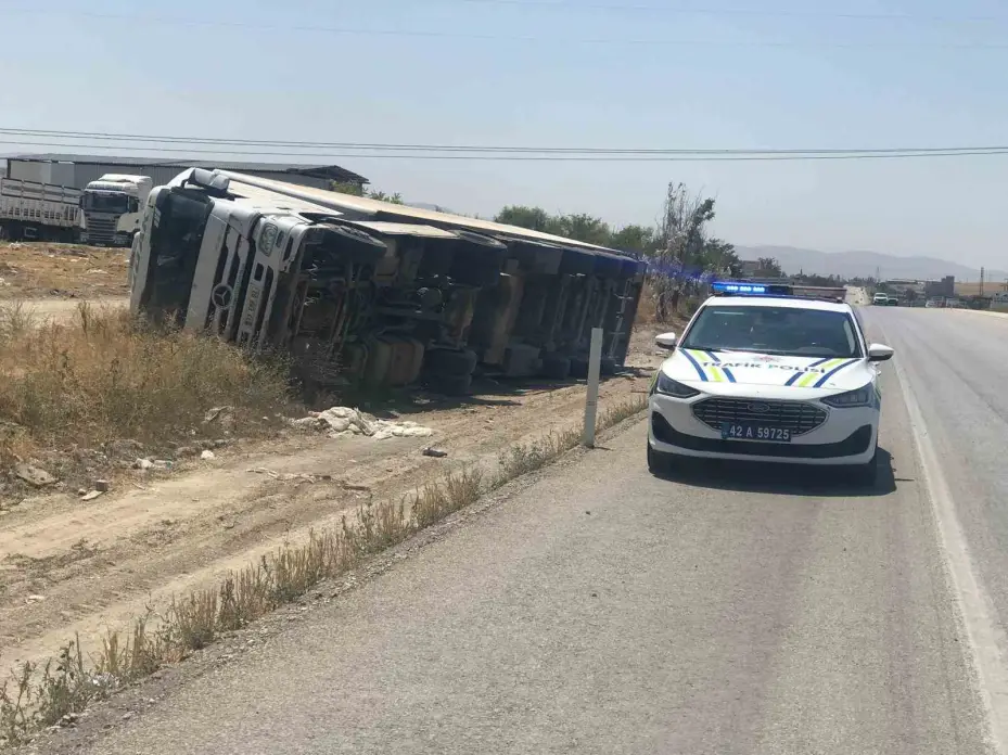 Ereğli’de kontrolden çıkan tır devrildi