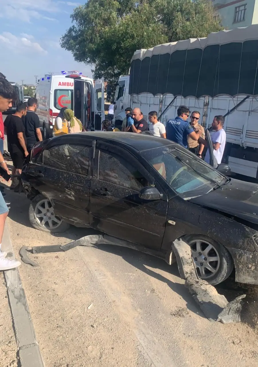 Otomobil tıra çarptı: 3 yaralı