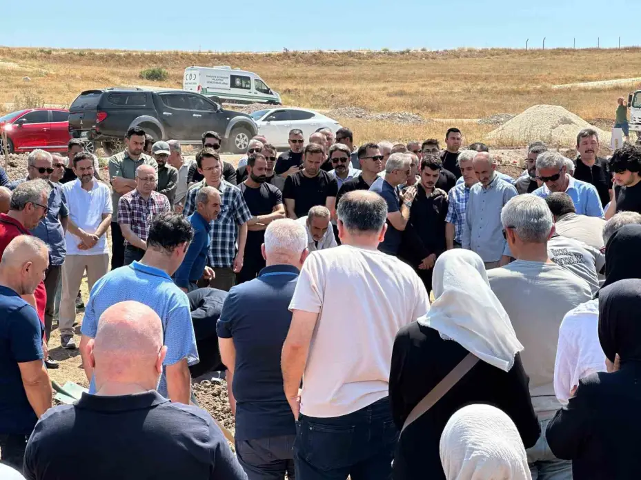 Otel havuzunda boğulan 9 yaşındaki çocuk Eskişehir’de toprağa verildi