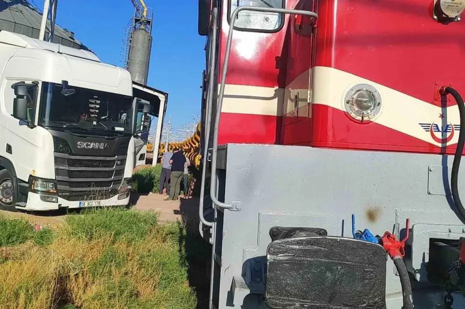 Kırıkkale’de hemzemin geçitte yük treni tıra çarptı