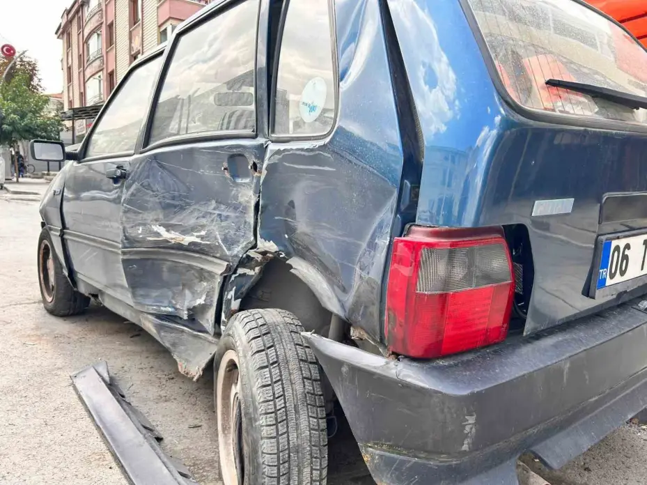 Direksiyon hakimiyetini kaybeden minibüs sürücüsü, park halindeki 4 otomobile çarptı