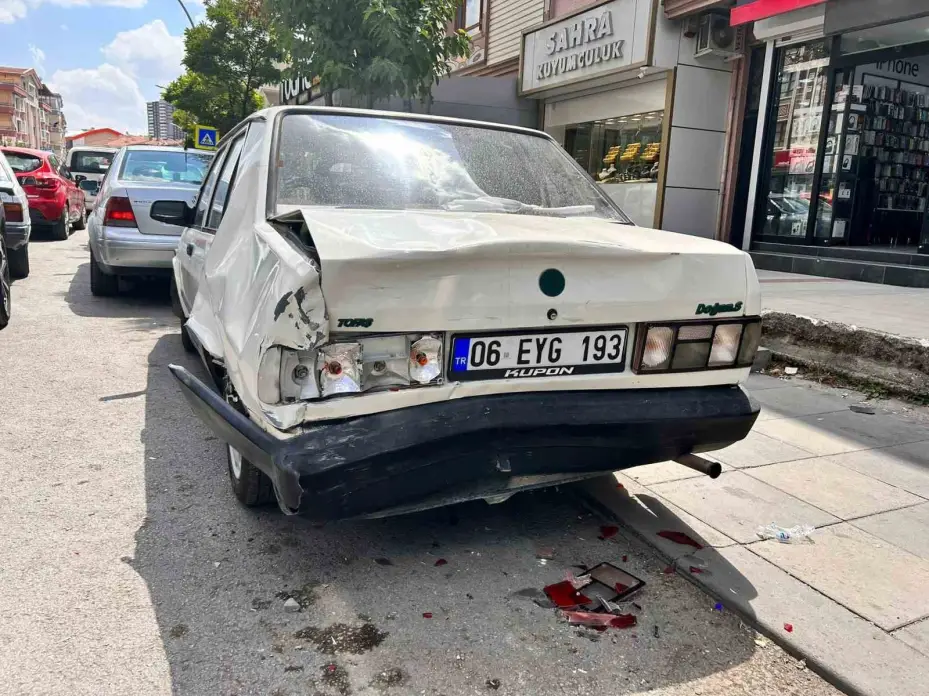 Direksiyon hakimiyetini kaybeden minibüs sürücüsü, park halindeki 4 otomobile çarptı
