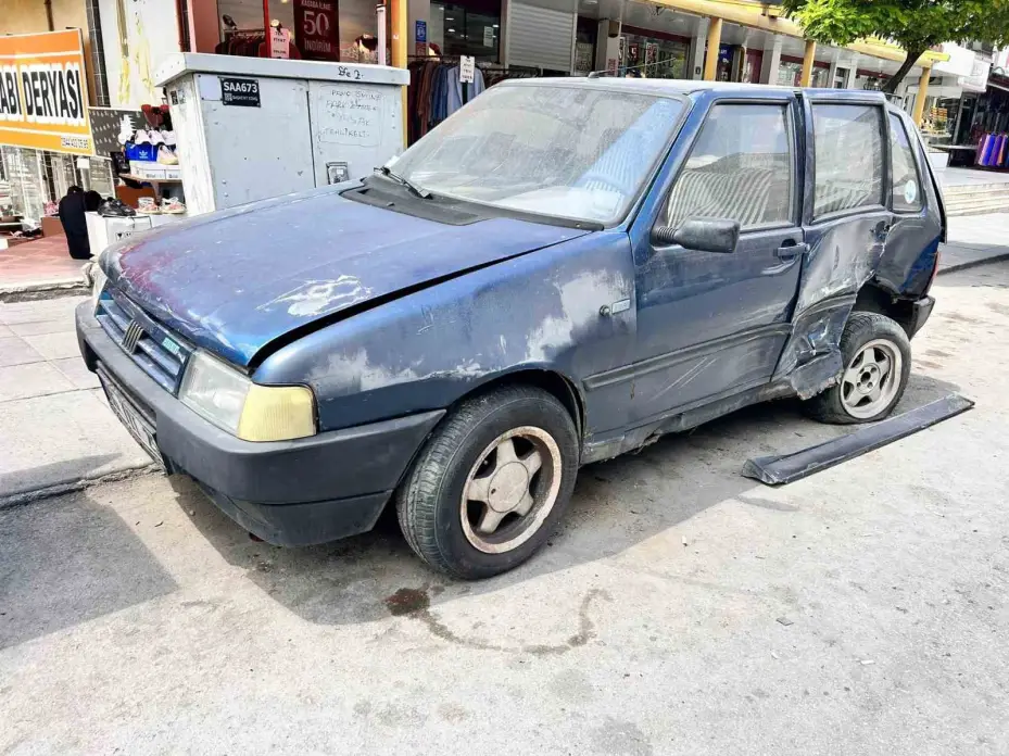 Direksiyon hakimiyetini kaybeden minibüs sürücüsü, park halindeki 4 otomobile çarptı