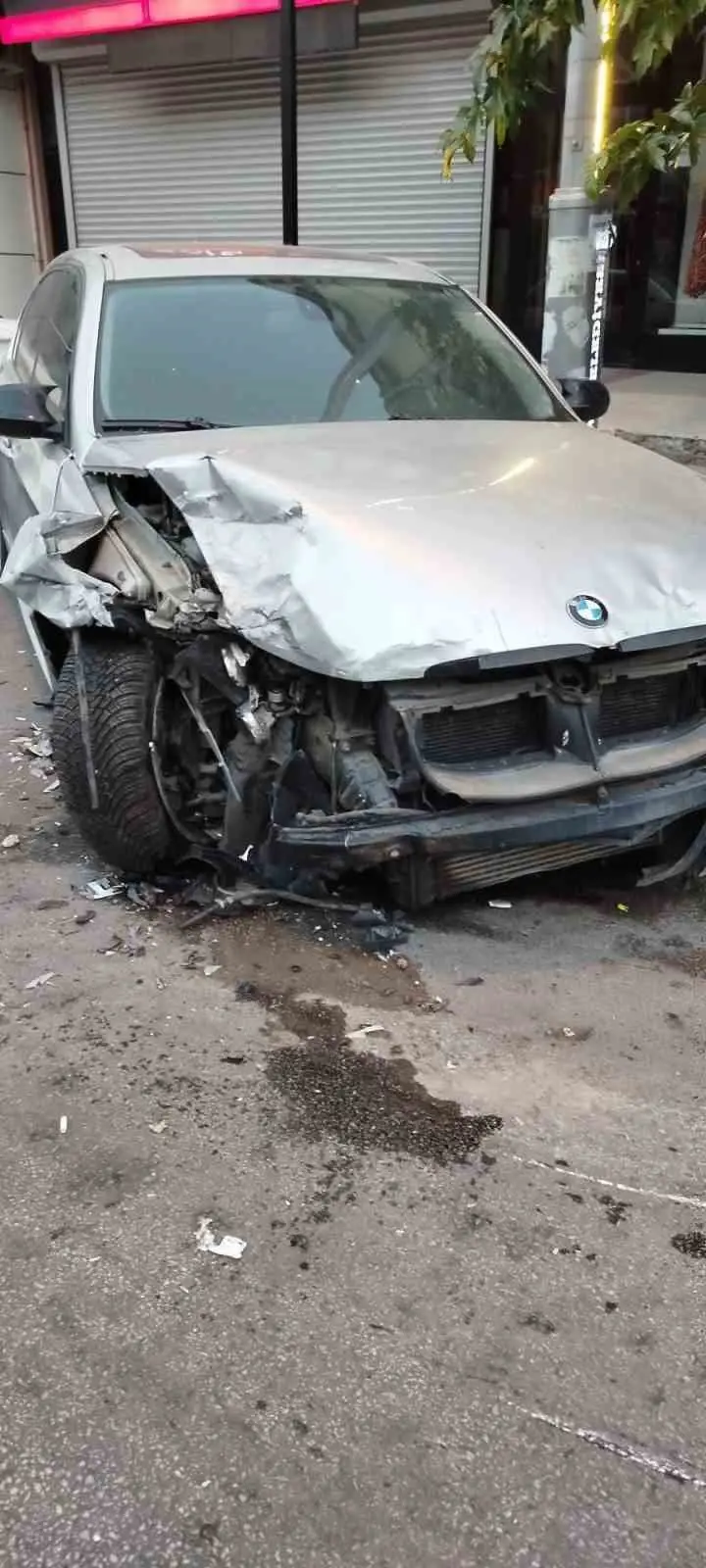 Direksiyon hakimiyetini kaybeden minibüs sürücüsü, park halindeki 4 otomobile çarptı