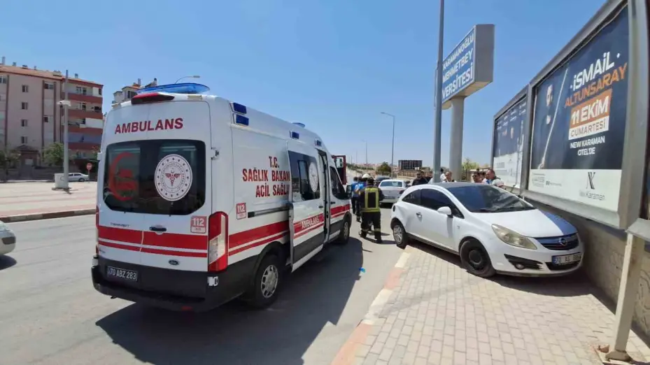 Karaman’da kontrolden çıkan otomobil aydınlatma direğine çarptı