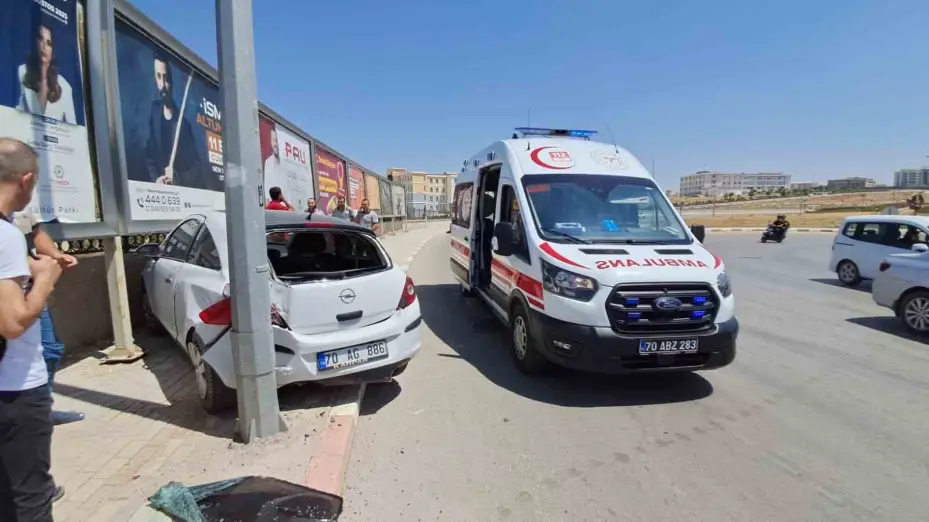 Karaman’da kontrolden çıkan otomobil aydınlatma direğine çarptı