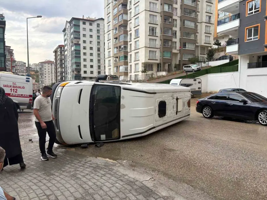 Ankara’da minibüs yol kenarına devrildi