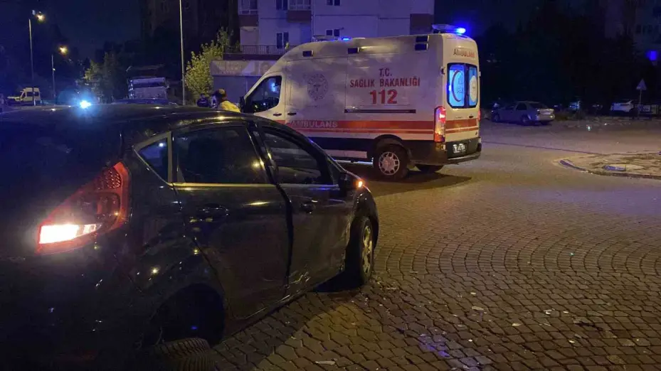 Kazada savrulan otomobil park halindeki otomobile çarptı: 2 yaralı