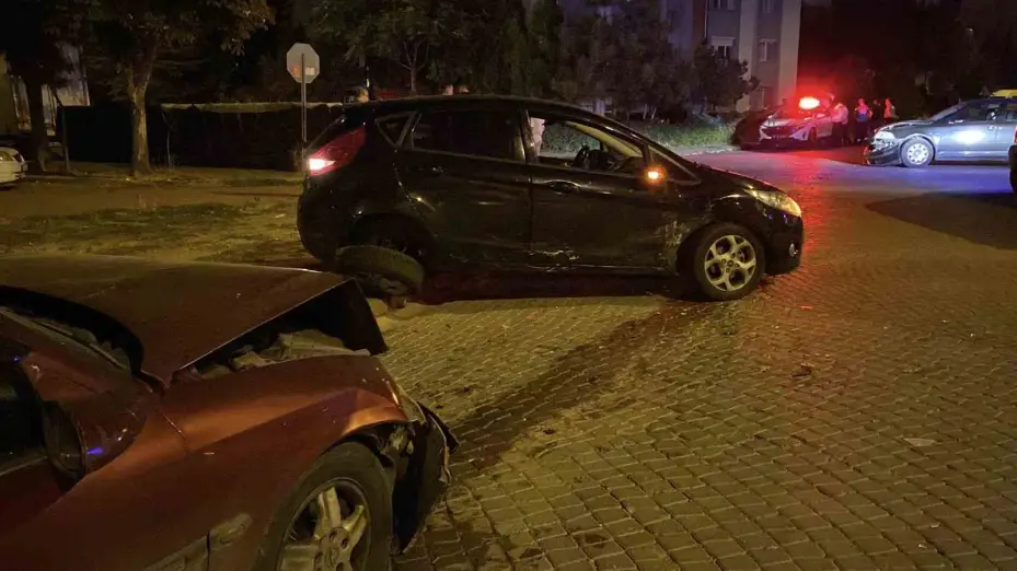 Kazada savrulan otomobil park halindeki otomobile çarptı: 2 yaralı