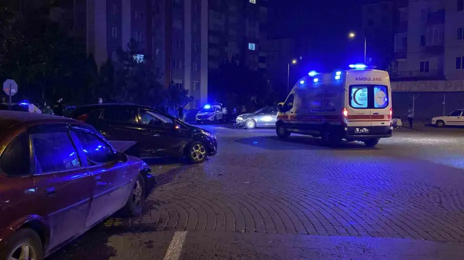 Kazada savrulan otomobil park halindeki otomobile çarptı: 2 yaralı