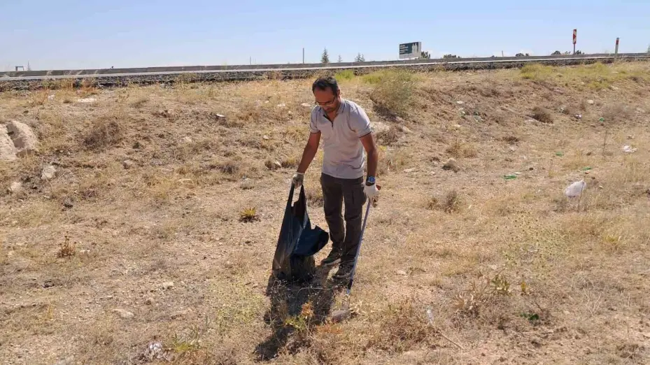 Kendini doğaya adayan akademisyen 6 yılda 10 bin poşet çöp topladı
