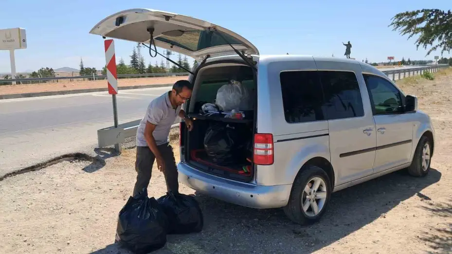 Kendini doğaya adayan akademisyen 6 yılda 10 bin poşet çöp topladı