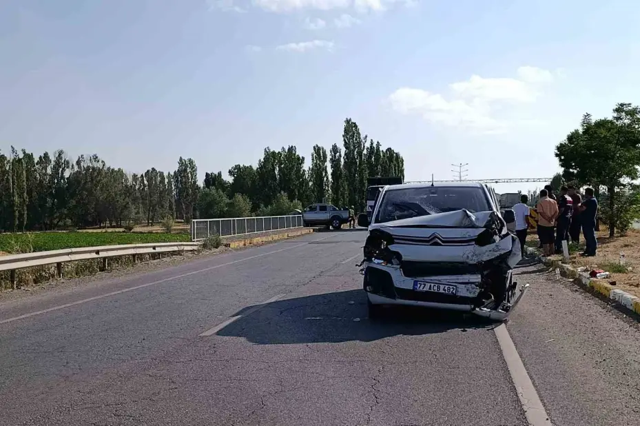 Sivas’ta trafik kazaları: 4’ü çocuk 9 yaralı