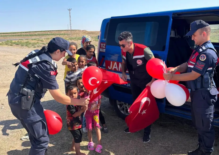 Kırşehir’de jandarma, tarım işçilerinin çocuklarıyla buluştu