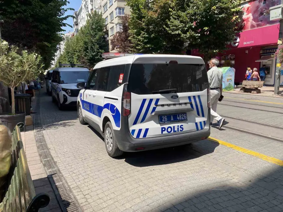 Polisten nefes kesen operasyon: Porsuk Çayı’na atlamaya çalışan kadın kurtarıldı