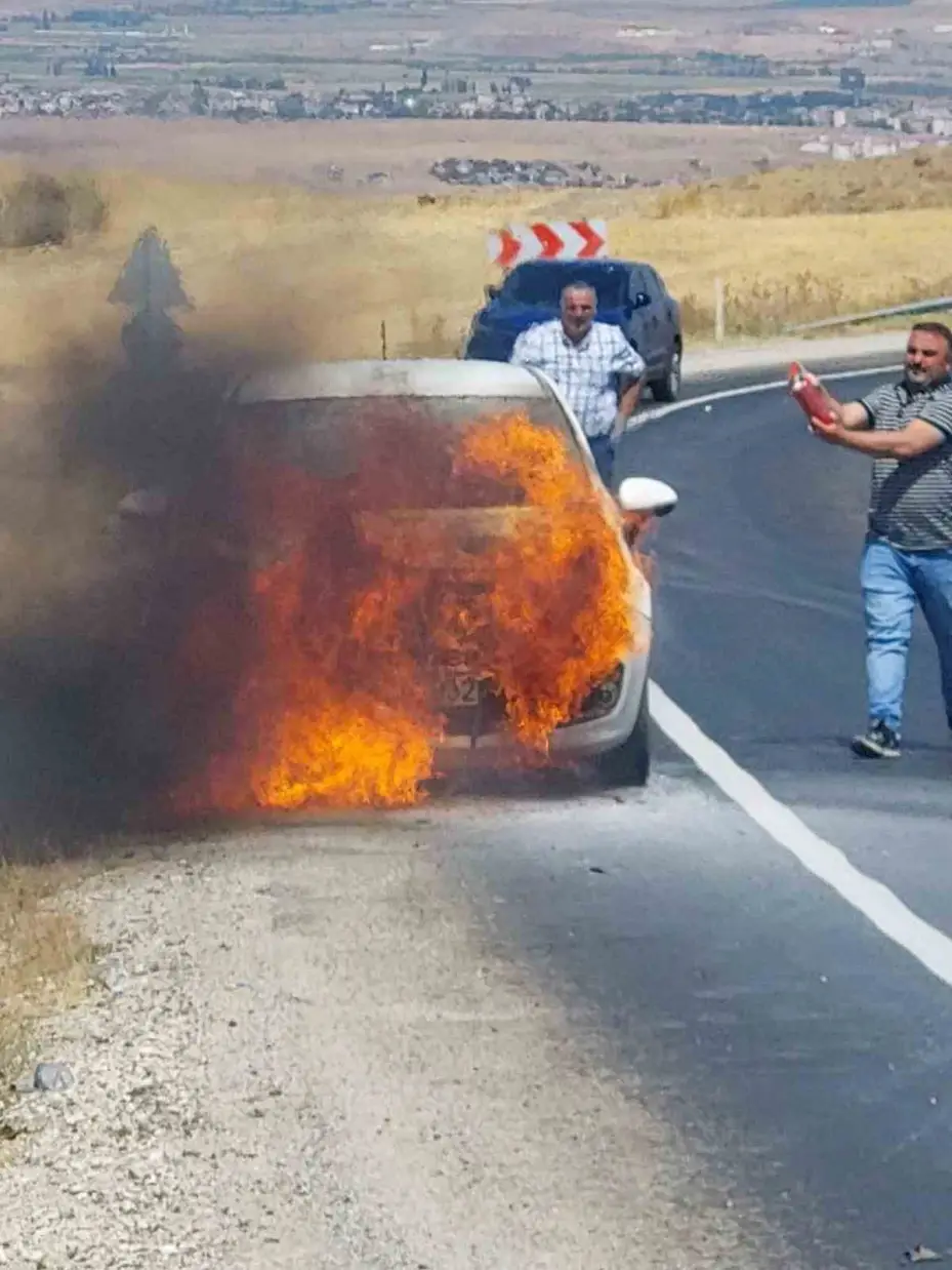 Araç alev alev yandı