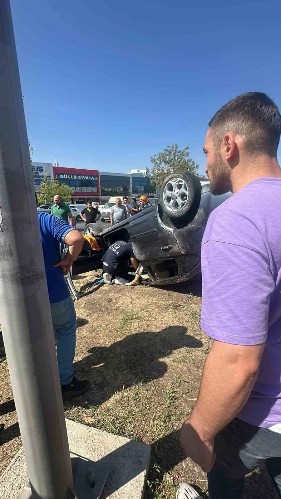 Ankara’da kontrolden çıkan otomobil refüje devrildi