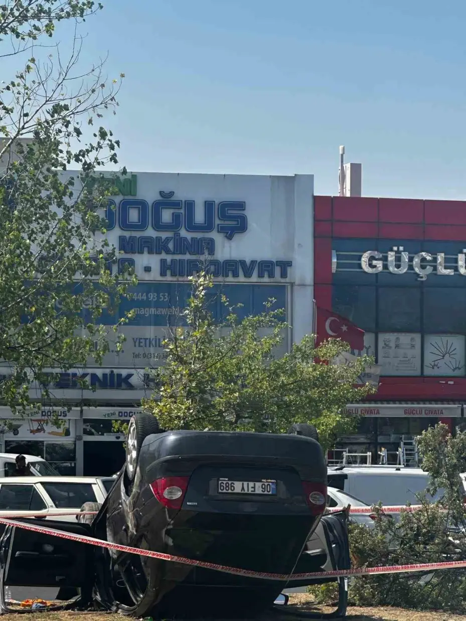 Ankara’da kontrolden çıkan otomobil refüje devrildi