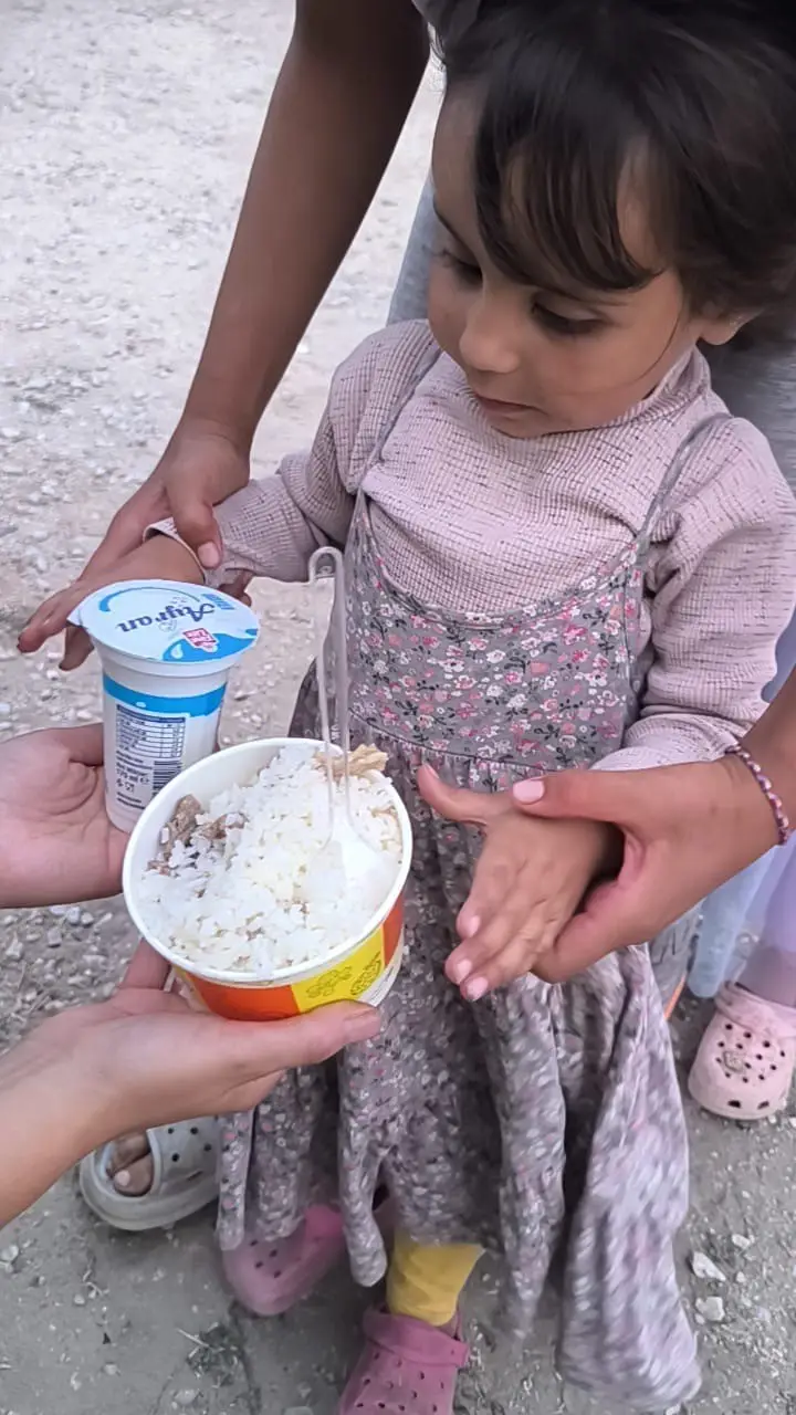 Hayırseverler çadır kentte kalan çocukları sevindirdi