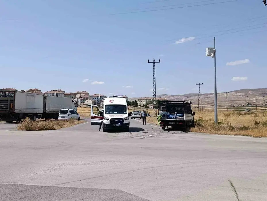 Sivas’ta kamyonet ile otomobil çarpıştı: 3’ü çocuk 6 yaralı