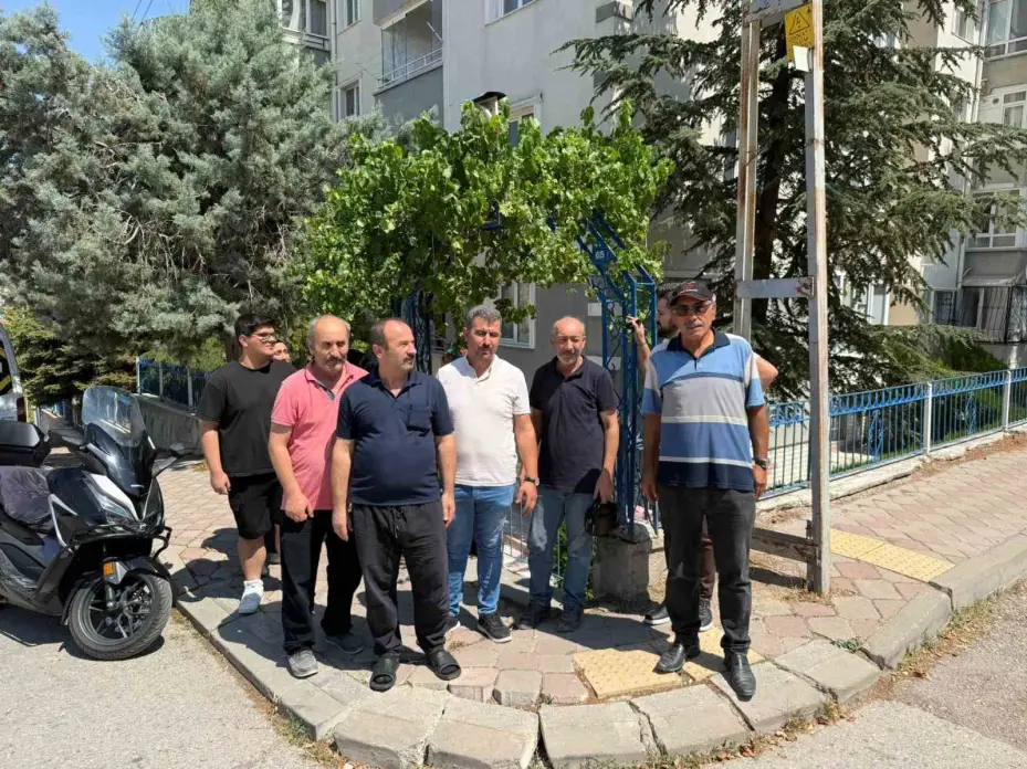 Yıkım emri çıkan bina sakinleri diğer blokların da yıkılmasını istiyor