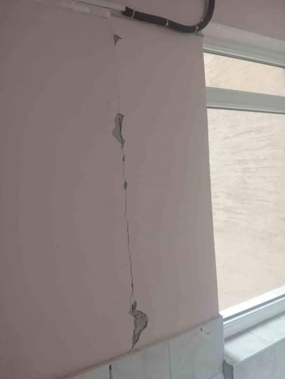 Yıkım emri çıkan bina sakinleri diğer blokların da yıkılmasını istiyor