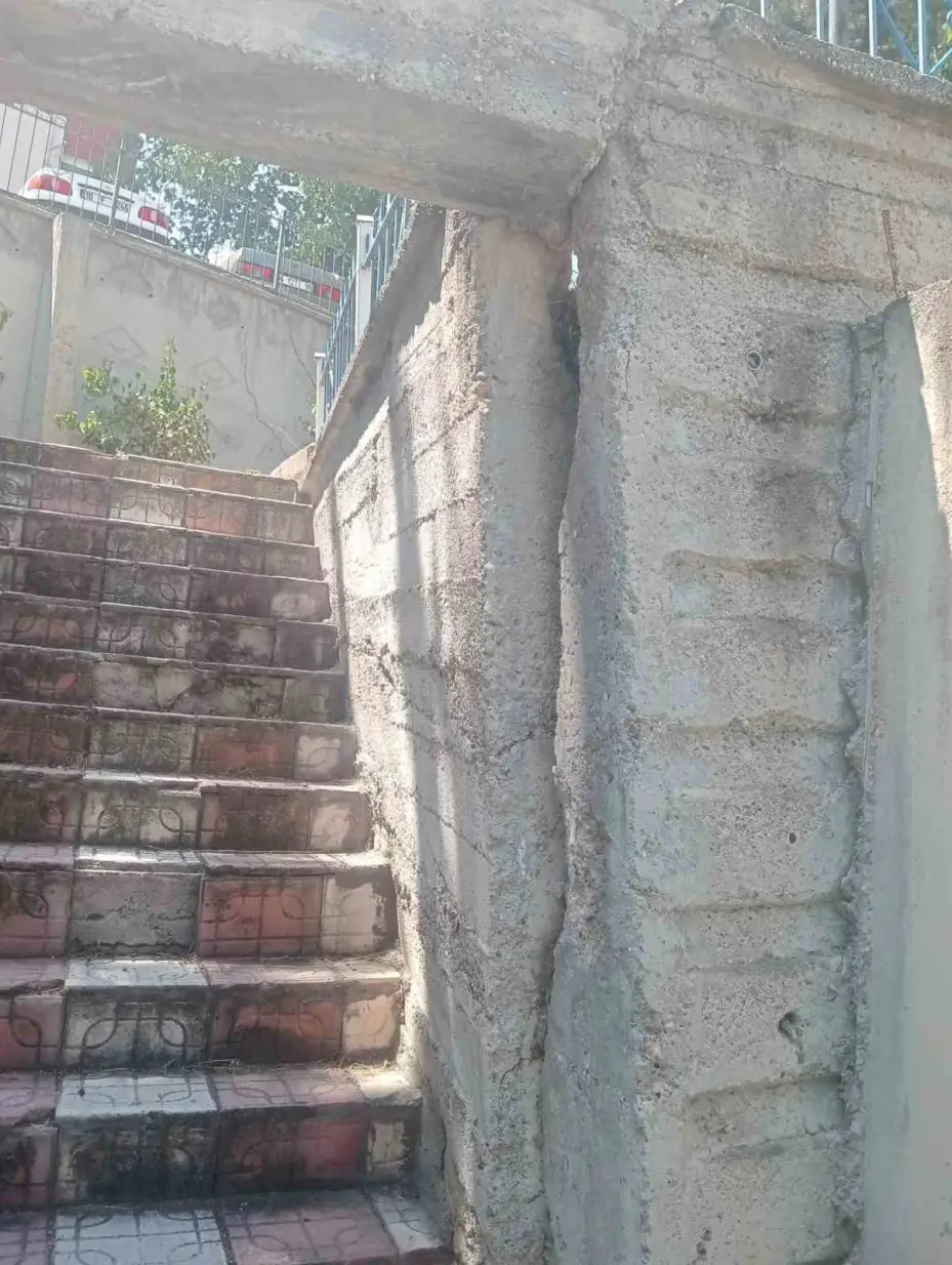 Yıkım emri çıkan bina sakinleri diğer blokların da yıkılmasını istiyor