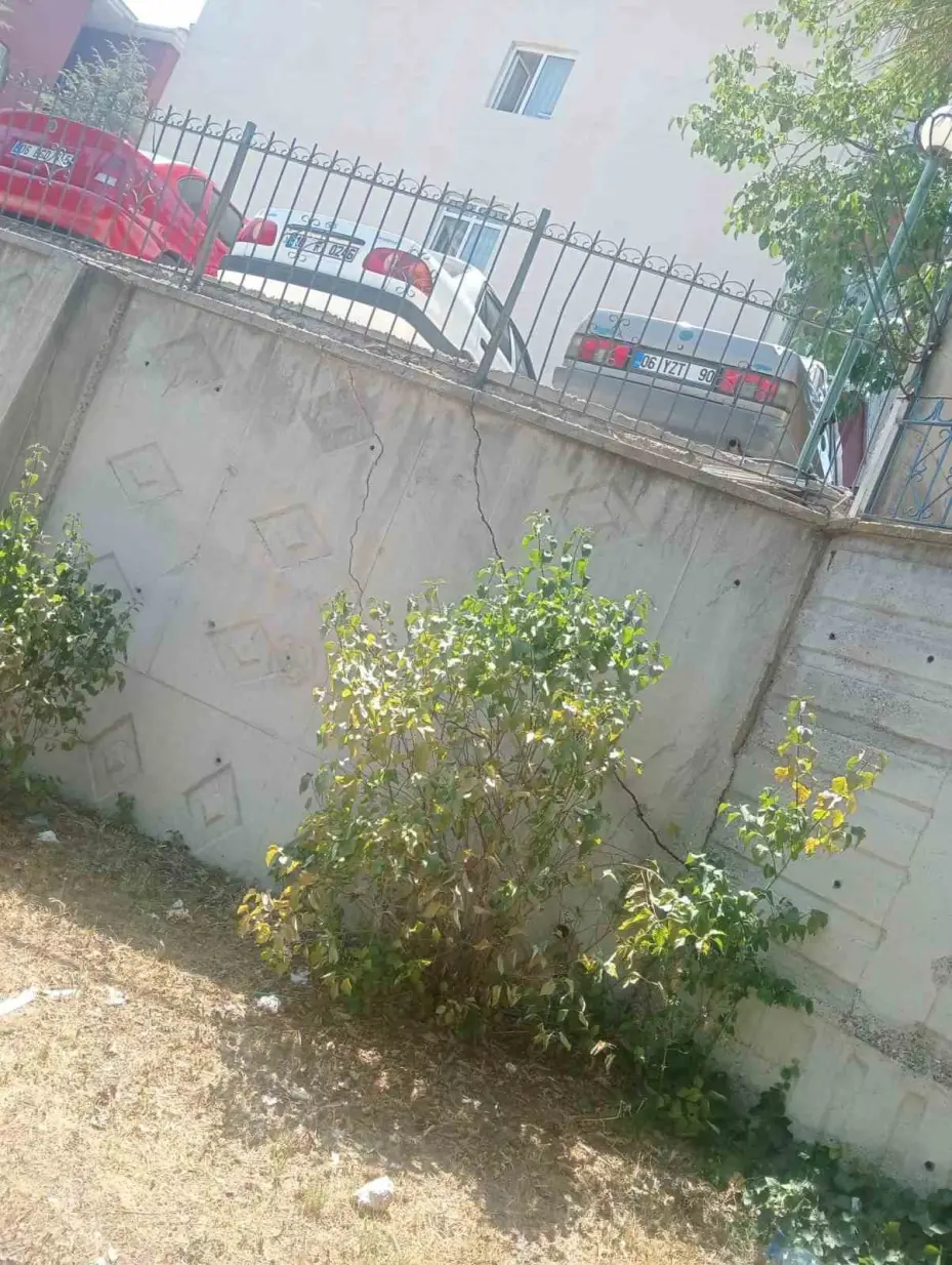 Yıkım emri çıkan bina sakinleri diğer blokların da yıkılmasını istiyor
