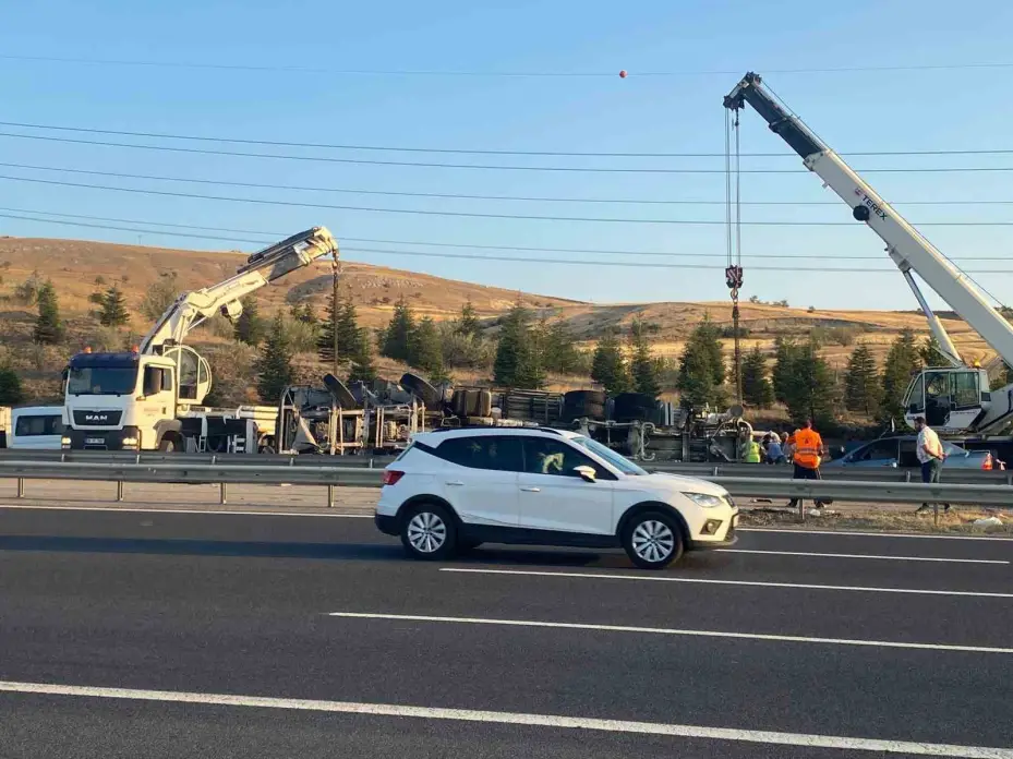 Beton mikseri otomobilin üzerine devrildi: 6 yaralı