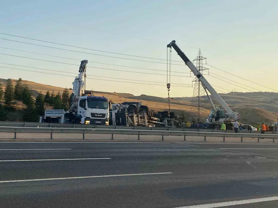 Beton mikseri otomobilin üzerine devrildi: 6 yaralı