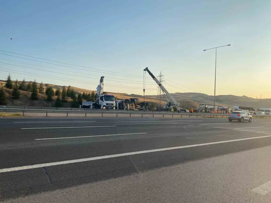 Beton mikseri otomobilin üzerine devrildi: 6 yaralı