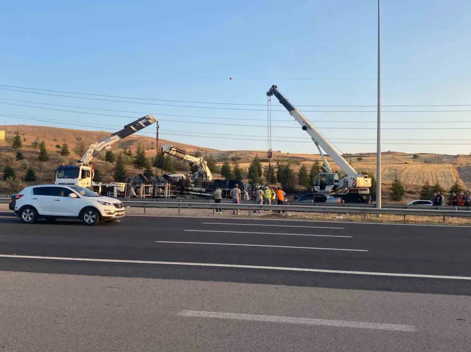 Beton mikseri otomobilin üzerine devrildi: 6 yaralı