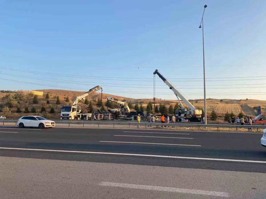 Beton mikseri otomobilin üzerine devrildi: 6 yaralı