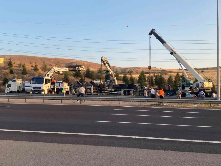 Beton mikseri otomobilin üzerine devrildi: 6 yaralı