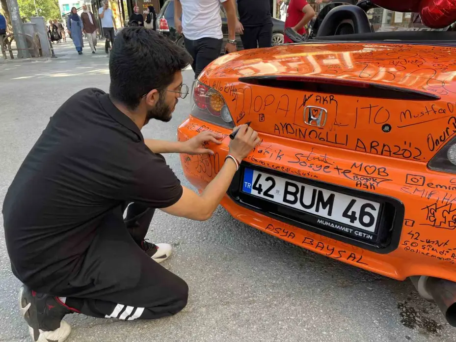 Otomobili görenler imza atmadan geçmiyor