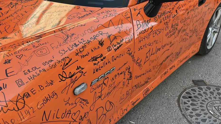 Otomobili görenler imza atmadan geçmiyor