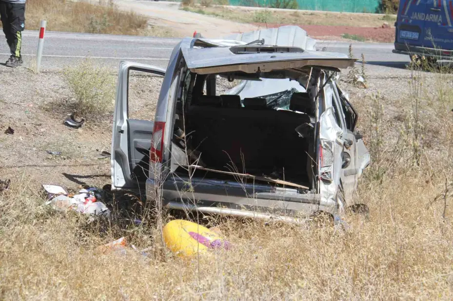 Hafif ticari araç önce ağaca sonra direğe çarptı: 5 yaralı