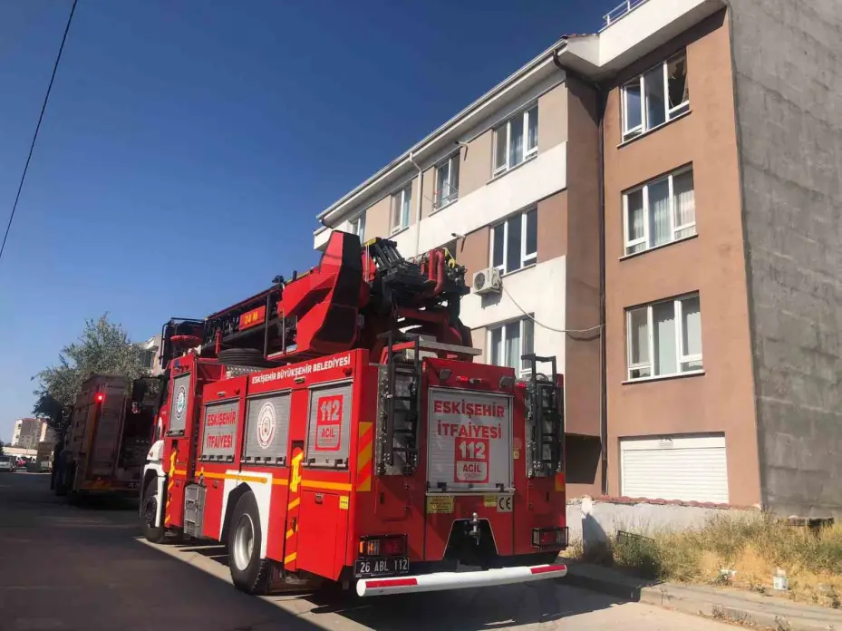 Apartman dairesinde çıkan yangında dumandan zehirlen 56 yaşıdaki adam hayatını kaybetti