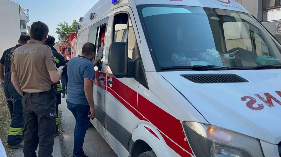 Apartman dairesinde çıkan yangında dumandan zehirlen 56 yaşıdaki adam hayatını kaybetti