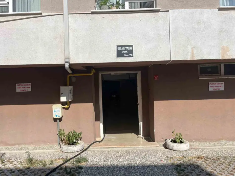 Apartman dairesinde çıkan yangında dumandan zehirlen 56 yaşıdaki adam hayatını kaybetti