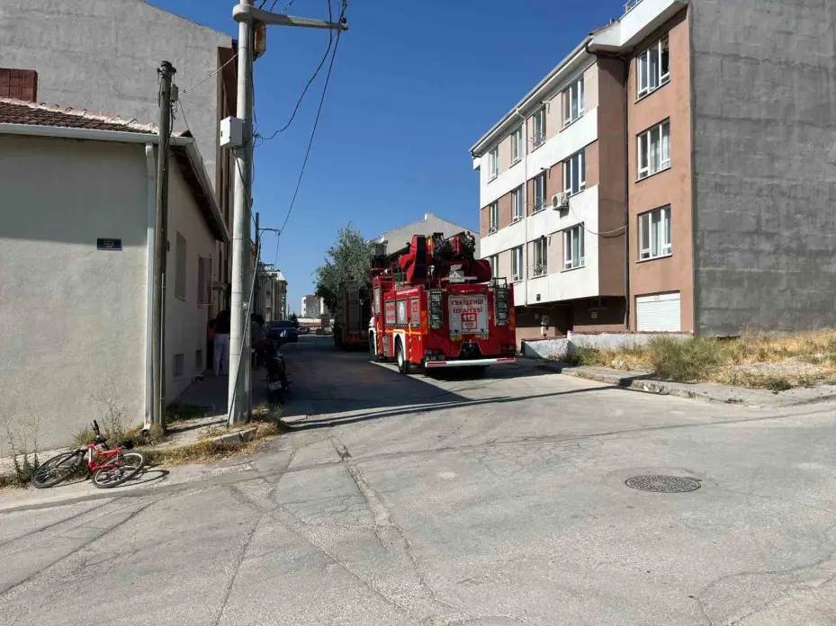 Apartman dairesinde çıkan yangında dumandan zehirlen 56 yaşıdaki adam hayatını kaybetti