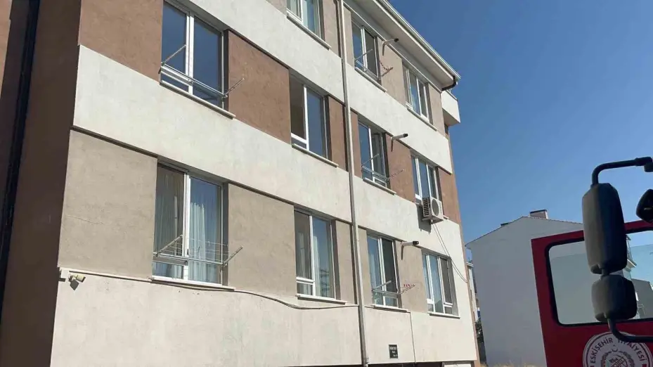 Apartman dairesinde çıkan yangında dumandan zehirlen 56 yaşıdaki adam hayatını kaybetti