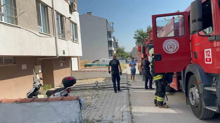 Apartman dairesinde çıkan yangında dumandan zehirlen 56 yaşıdaki adam hayatını kaybetti